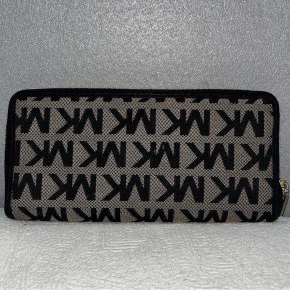 Michael Kors Signature Logo Wallet with lots of credit card slots - Picture 2 of 8